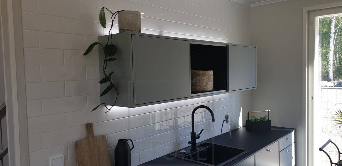 LED pásky osvětlují horní část skříňky a pracovní desku a vytvářejí krásný světelný efekt, který zvýrazňuje kuchyňskou linku. Ledstore.fi