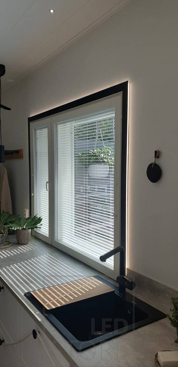 Okno je zvýrazněno led páskem, světlo je měkké a atmosférické. Ledstore.fi