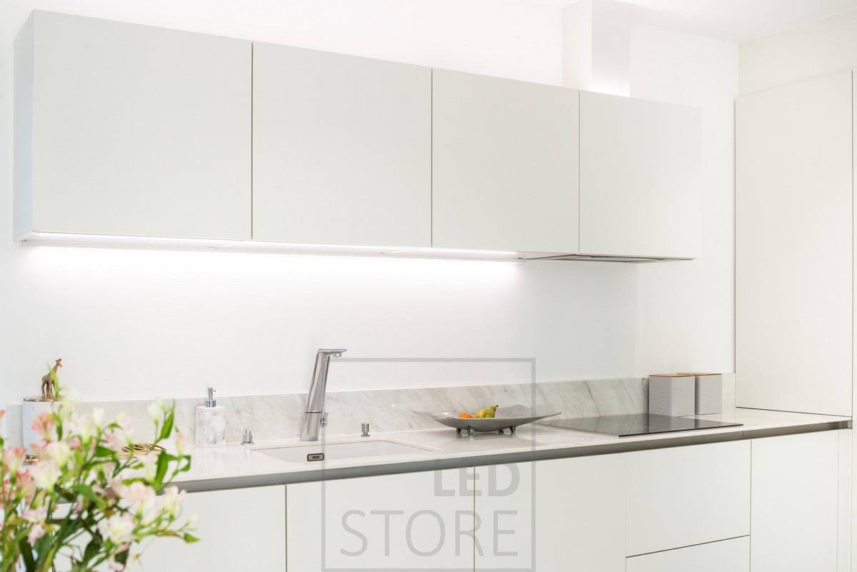 LED pásky na horní části skříněk a osvětlení pracovní desky. Neutrální světlo podtrhuje čisté tóny bílé kuchyně. Ledstore.fi