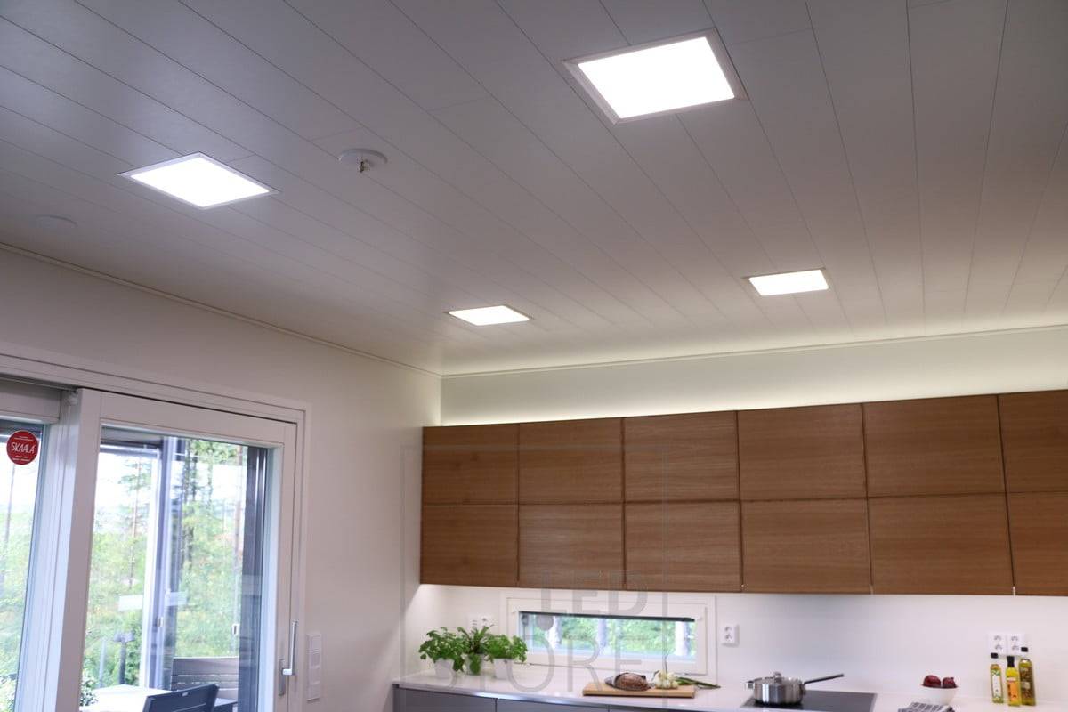 Panelová světla na stropě, nepřímé osvětlení na skříňkách a led pásek osvětlující úroveň kuchyně. Ledstore.fi