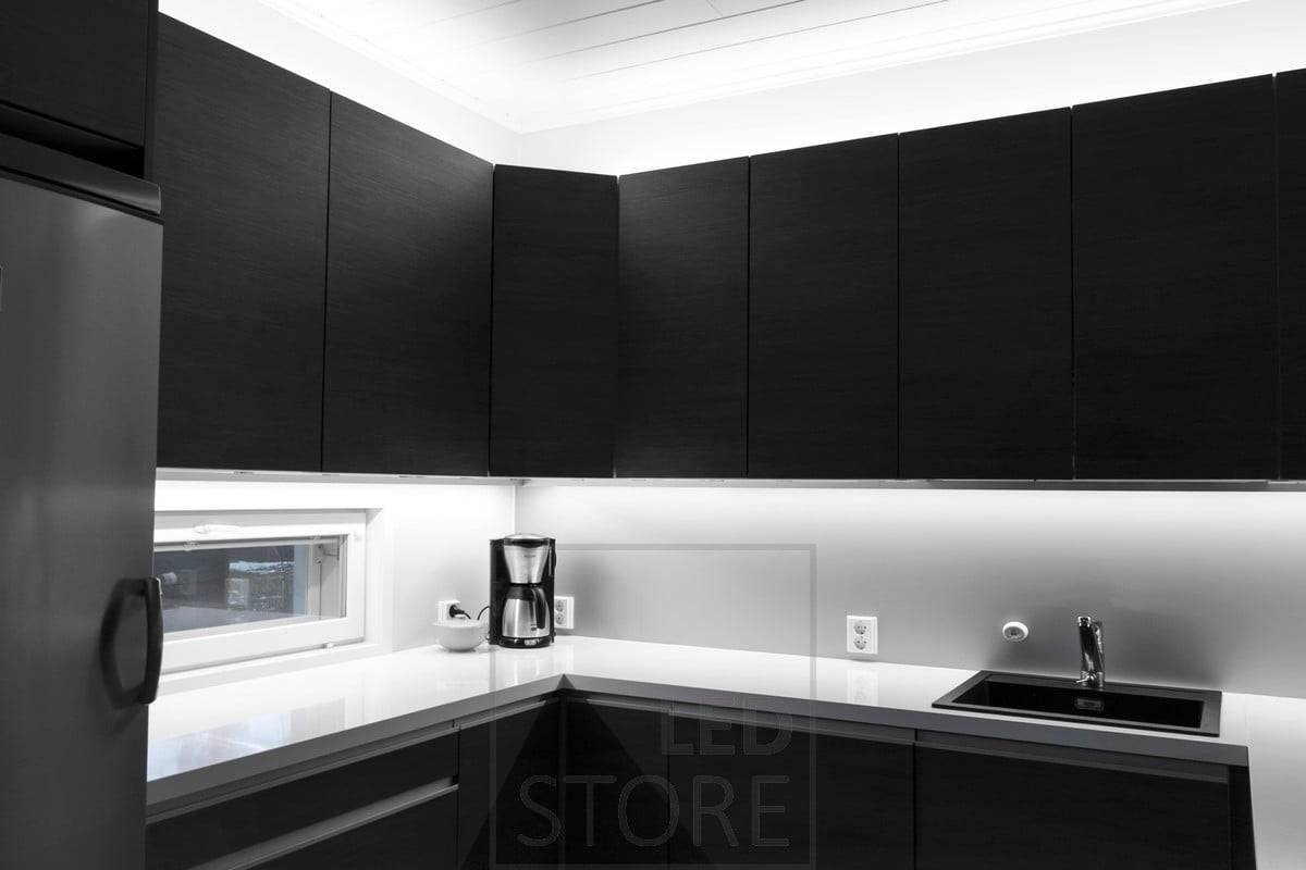 V kuchyni atmosférické a praktické osvětlení realizované pomocí led pásků. Ledstore.fi