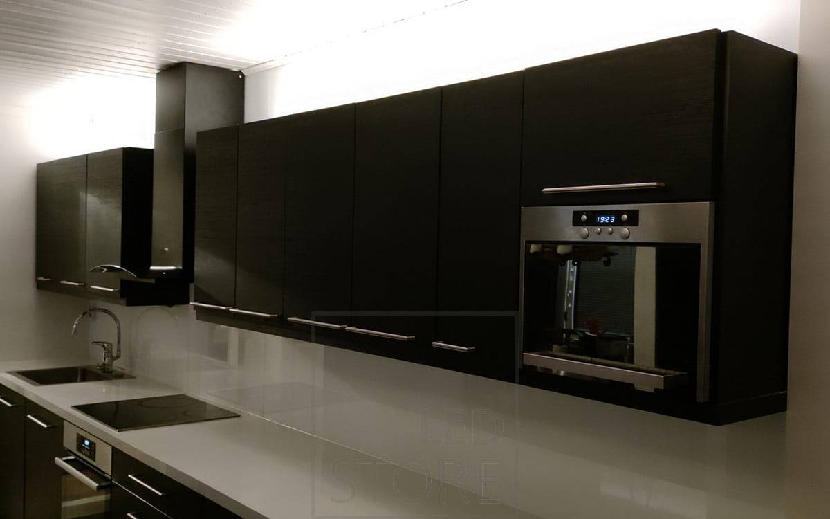 Led pásky namířené na strop pro vytvoření měkkého osvětlení v kuchyni. Ledstore.fi