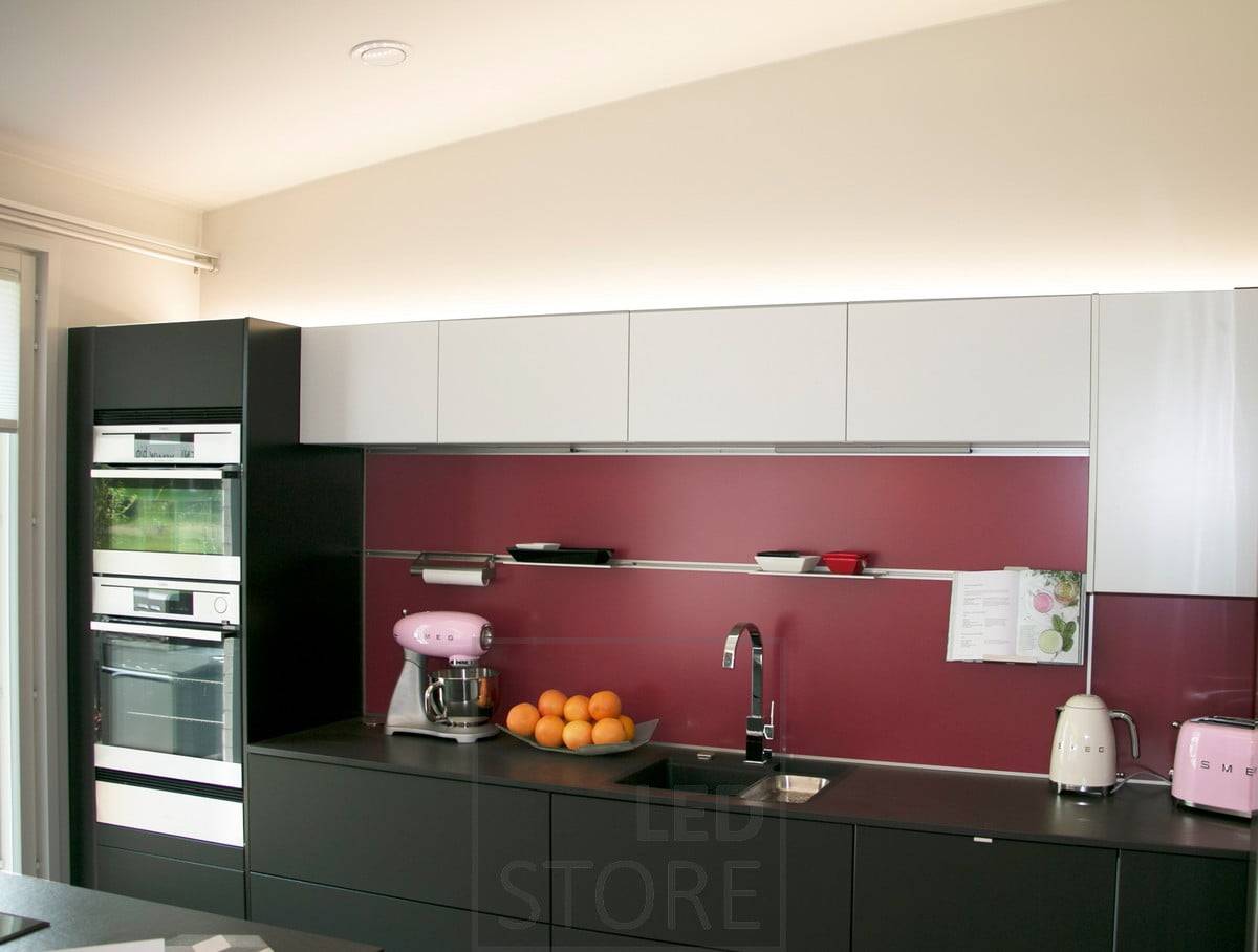 Led pásek na horní straně skříněk osvětlující kuchyň nepřímým světlem. Ledstore.fi
