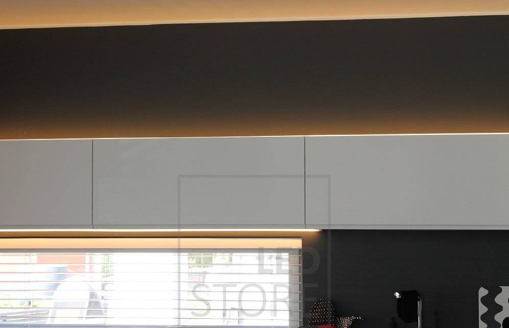V kuchyni led pásy nad pracovní deskou a na horní části skříněk. Ledstore.fi