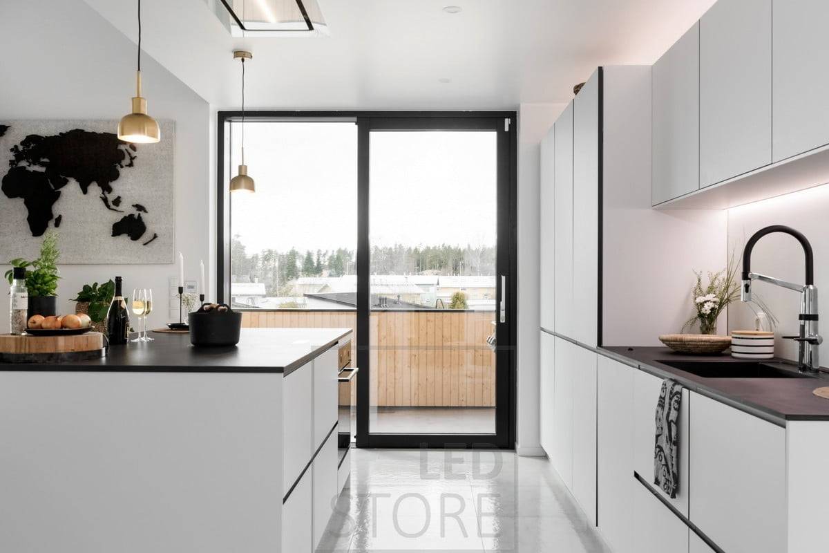 Led pásky pro nepřímé osvětlení v kuchyňském prostoru a na horní části skříněk. Ledstore.fi