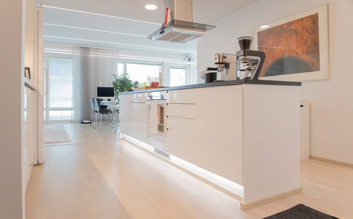 LED pásek osvětlující sokl kuchyňského ostrůvku jako akcentní osvětlení. ©LedStore