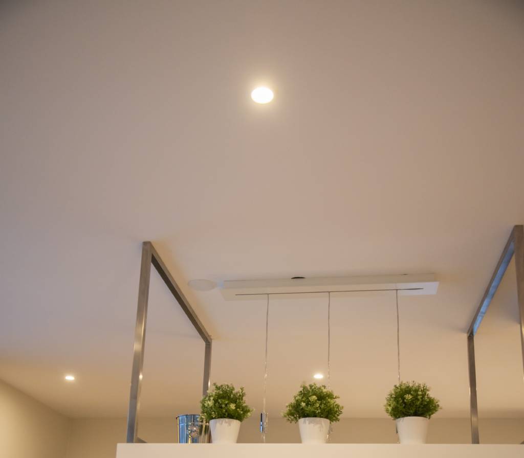 V kuchyni je jako celkové světlo upevněn bílý 9W reflektor modelu 023. © LedStore