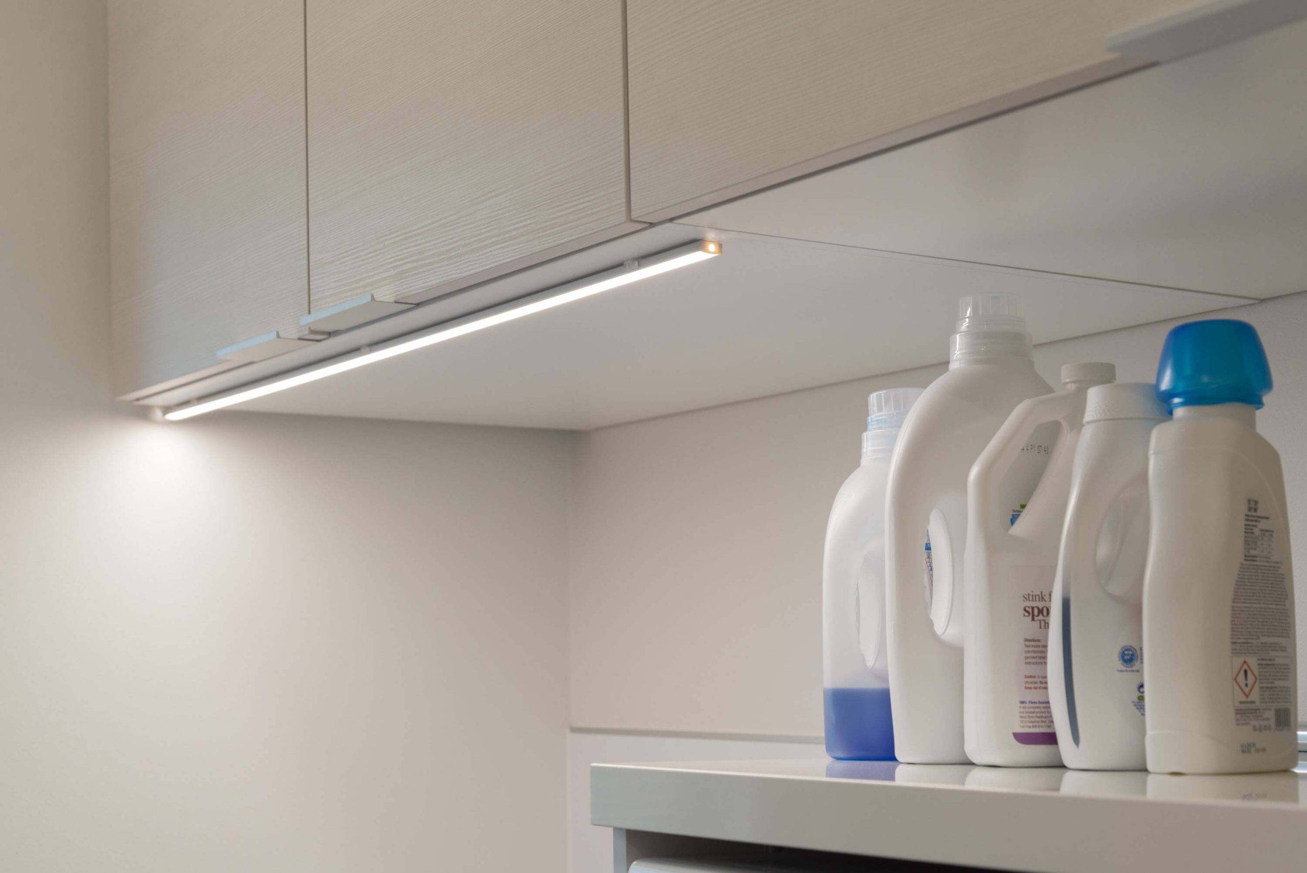 Logo LED Store: bílý čtverec s textem "LED STORE" bílými písmeny na jasně zeleném pozadí, zdůrazňující energeticky účinná řešení osvětlení.