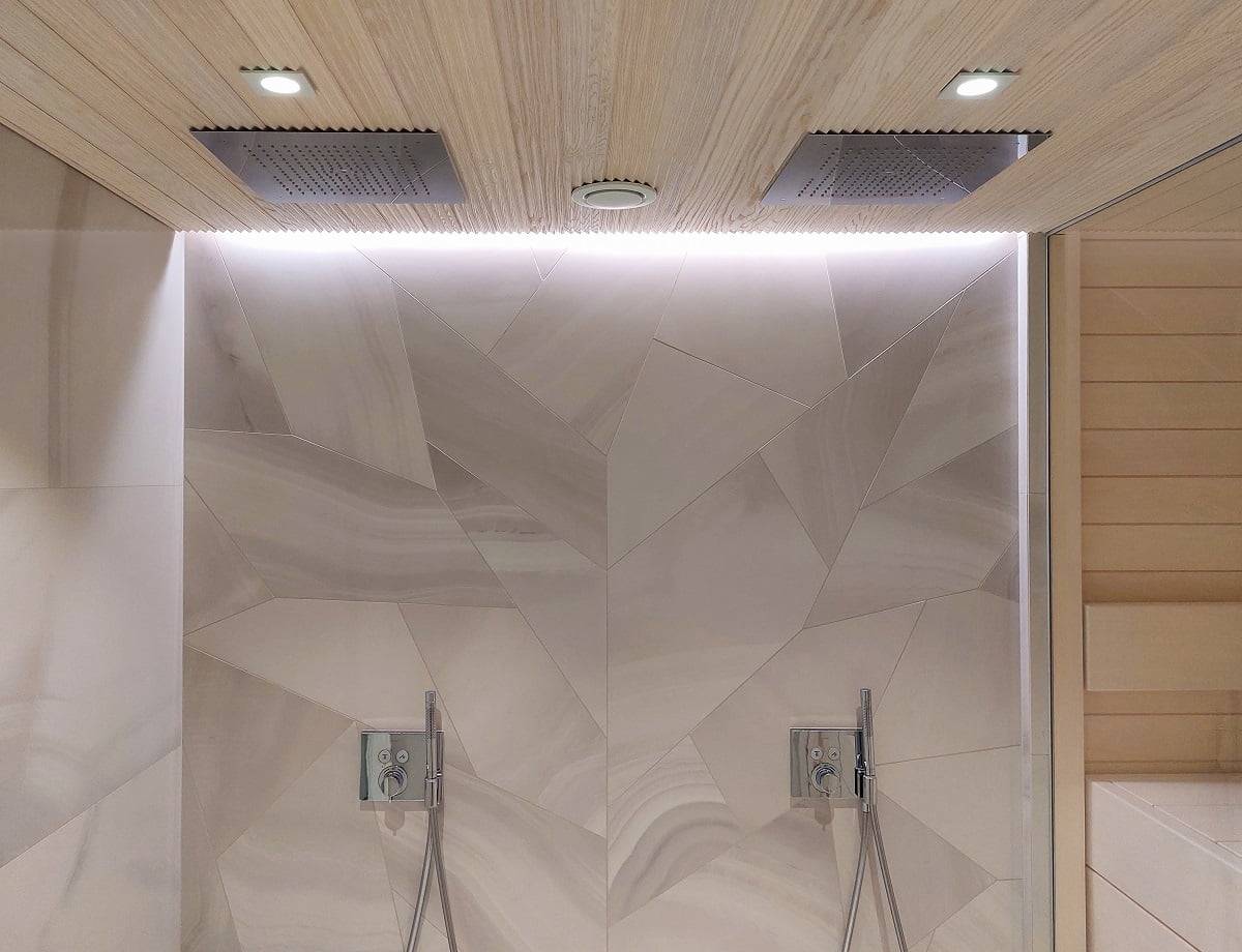 Led pásek mezi stropem a stěnou pro zvýraznění speciální dlaždice. Před sprchou zajišťují bodové osvětlení 9W vodotěsné reflektory. © LedStore