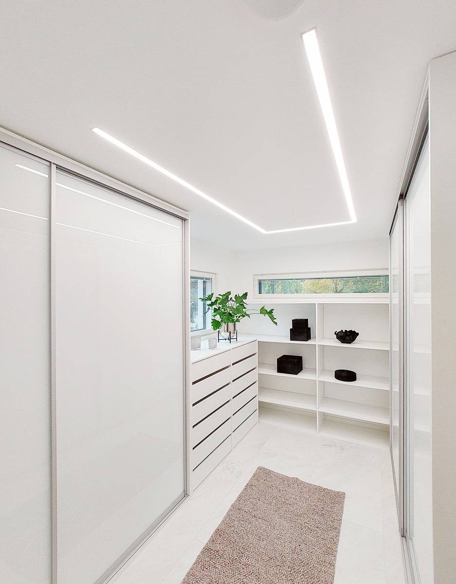 Na zeleném pozadí je bílý čtverec s textem "LED STORE" vyvedeným tučným bílým písmem, který upozorňuje na energeticky účinná řešení osvětlení.