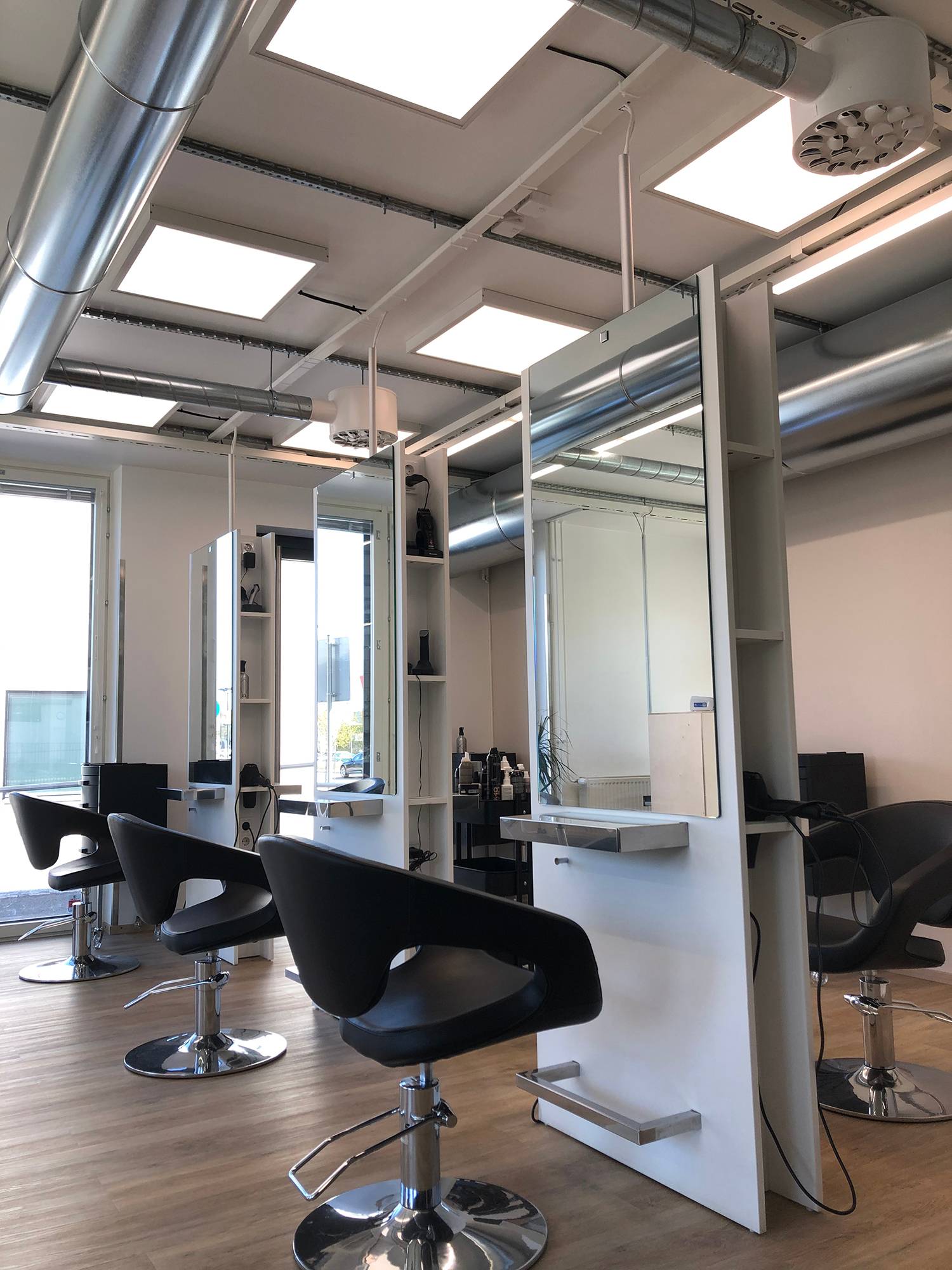 Kadeřnický salon je osvětlen panelem svítidel 600x600, která vytvářejí dobré, jasné a kvalitní osvětlení. Světlo je stmívatelné a s nastavitelnou teplotou barev, takže jej lze přizpůsobit vašim potřebám. Ledstore.fi