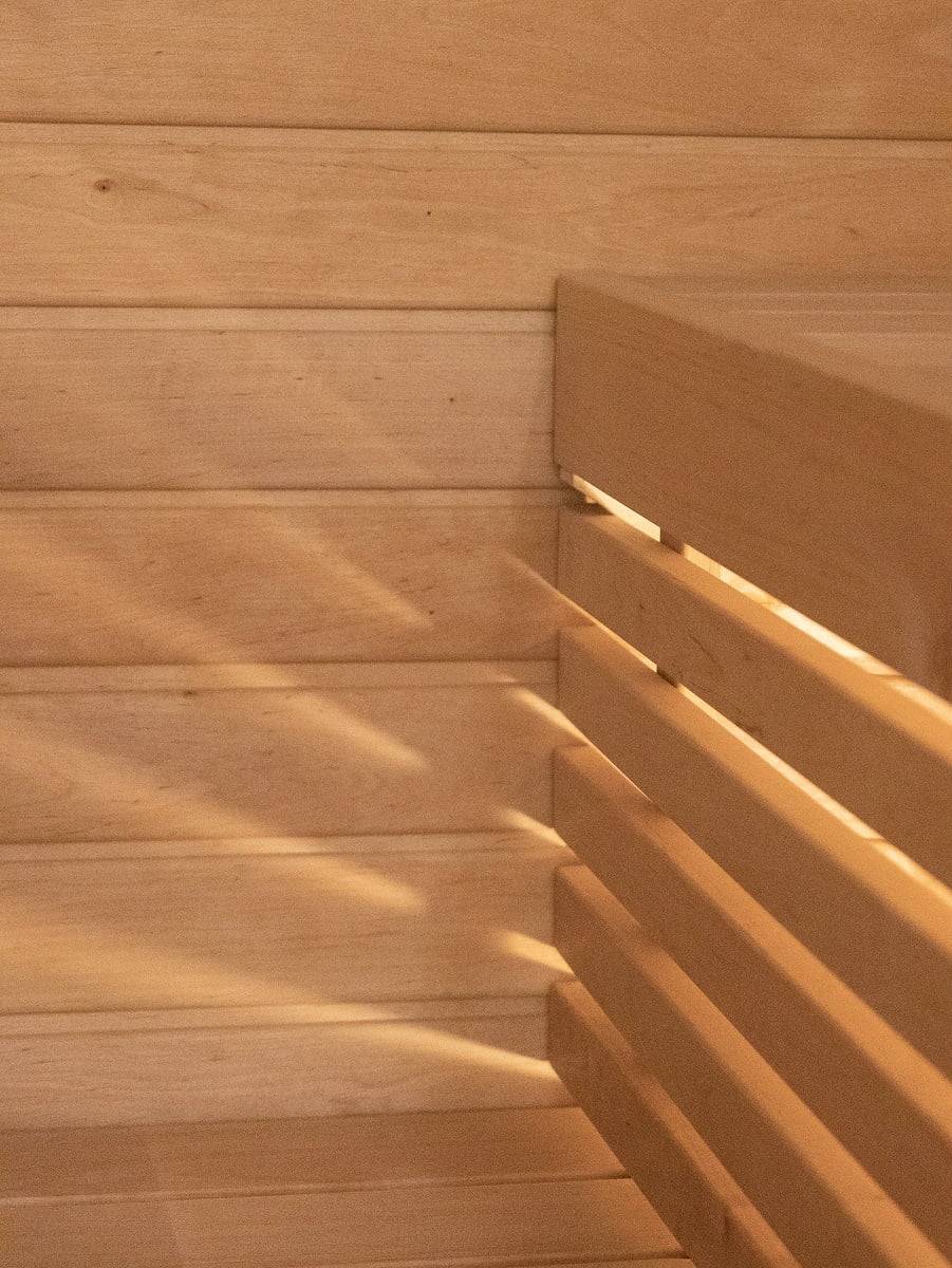 Světelný pás LED namontovaný pod deskami osvětluje zábradlí.
