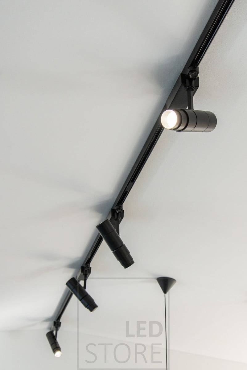 Černý led reflektor FOKUS pro 3fázovou lištu. Svítidlo je k dispozici v černé a bílé barvě, ve výkonech 15 W a 35 W. Svítidlo má plynule nastavitelný úhel otevření světla v rozsahu 10 až 60 stupňů. Ledstore.fi