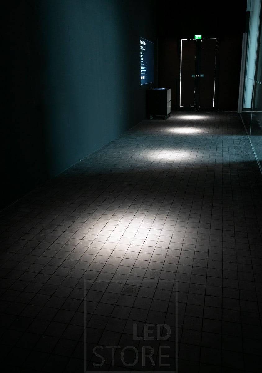 Třífázový reflektor FOKUS je ideální pro použití jako obecné i akcentové světlo, protože má plynule nastavitelný úhel vyzařování v rozsahu 10 až 60 stupňů. Ledstore.fi