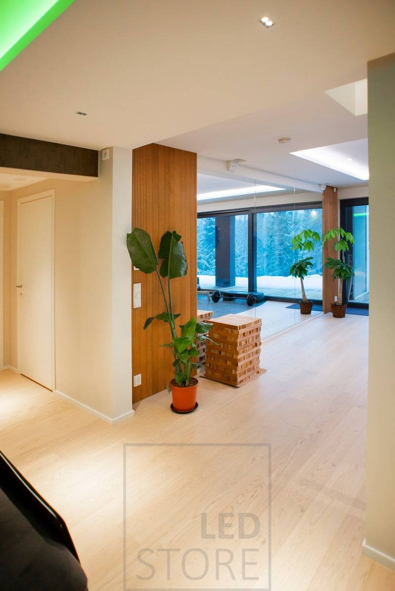 Stropní osvětlení chodby realizované pomocí bodových svítidel LINJA 2. Ledstore.fi