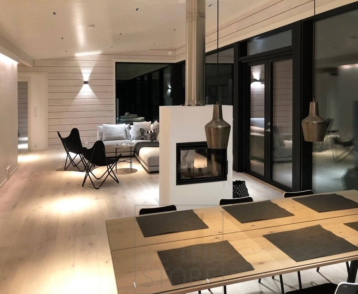 Atmosférické osvětlení pomocí úzkoúhlých reflektorů, nástěnných světel a nepřímého světla. Ledstore.fi