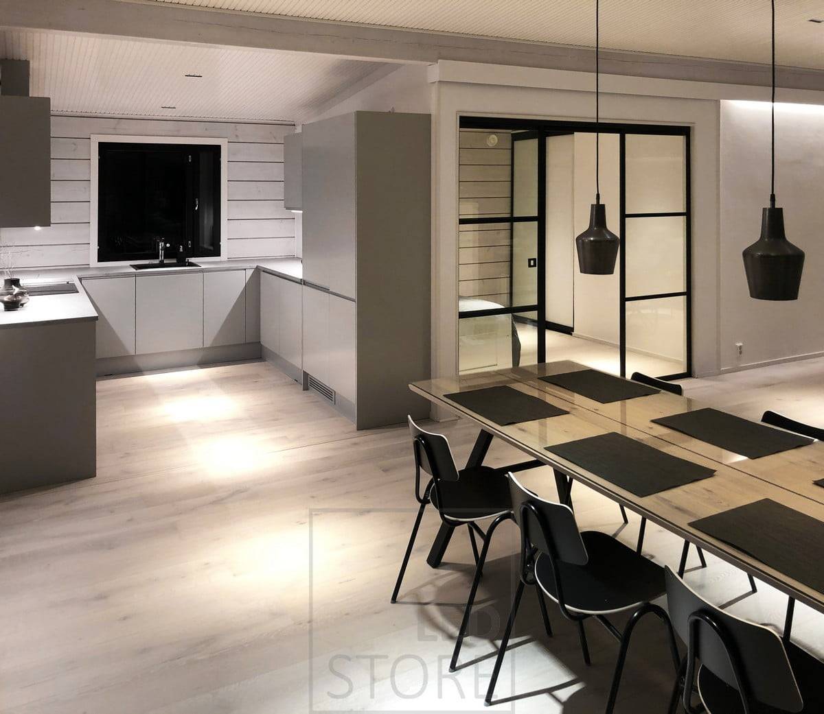 LINJA 5 bodů na stropě, LED pásky v kuchyni a za stropním roštem. Ledstore.fi