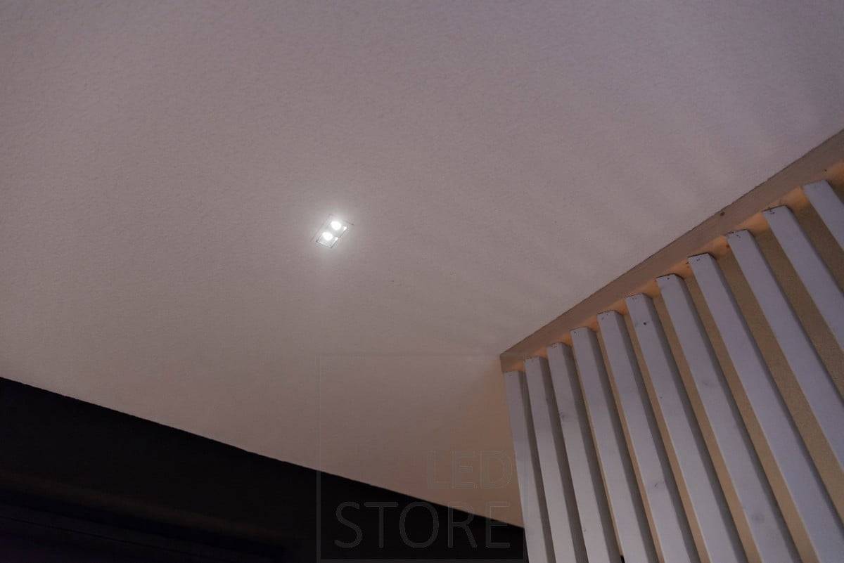 Led reflektor LINJA 2 na střeše terasy. Malé svítidlo je na stropě nenápadné, ale pro osvětlení chodby terasy velmi vhodné. Ledstore.fi