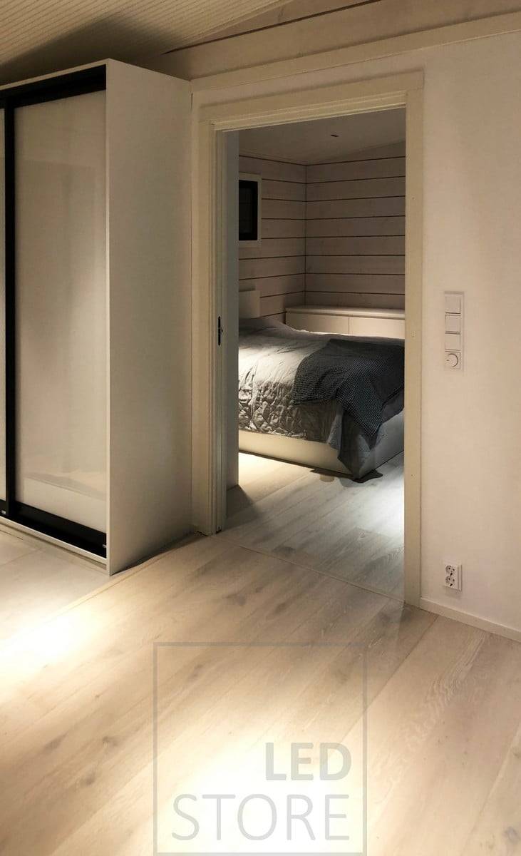 Bodová svítidla LINJA osvětlující obývací pokoj a ložnici. Svítivost svítidla odpovídá halogenovému osvětlení 5x20 W. Ledstore.fi