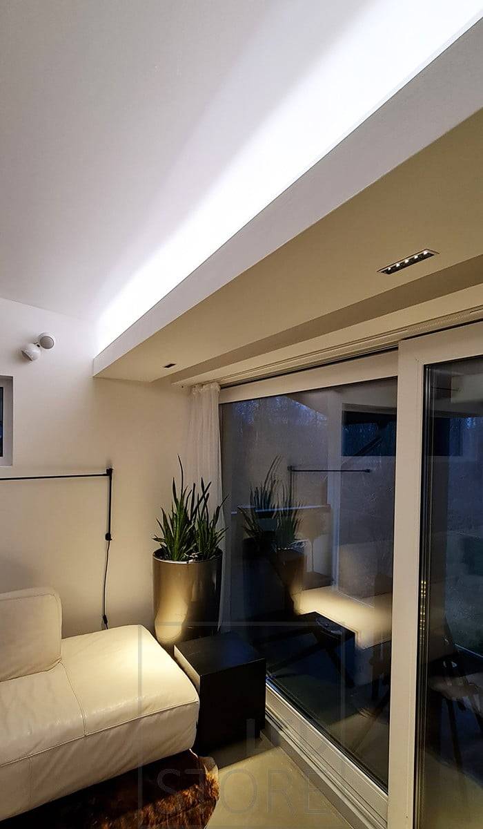 Náladové osvětlení obývacího pokoje s páskem LED pro nepřímé světlo a 5 bodovkami LINJA pro úzkoúhlé světlo směrem dolů. Ledstore.fi