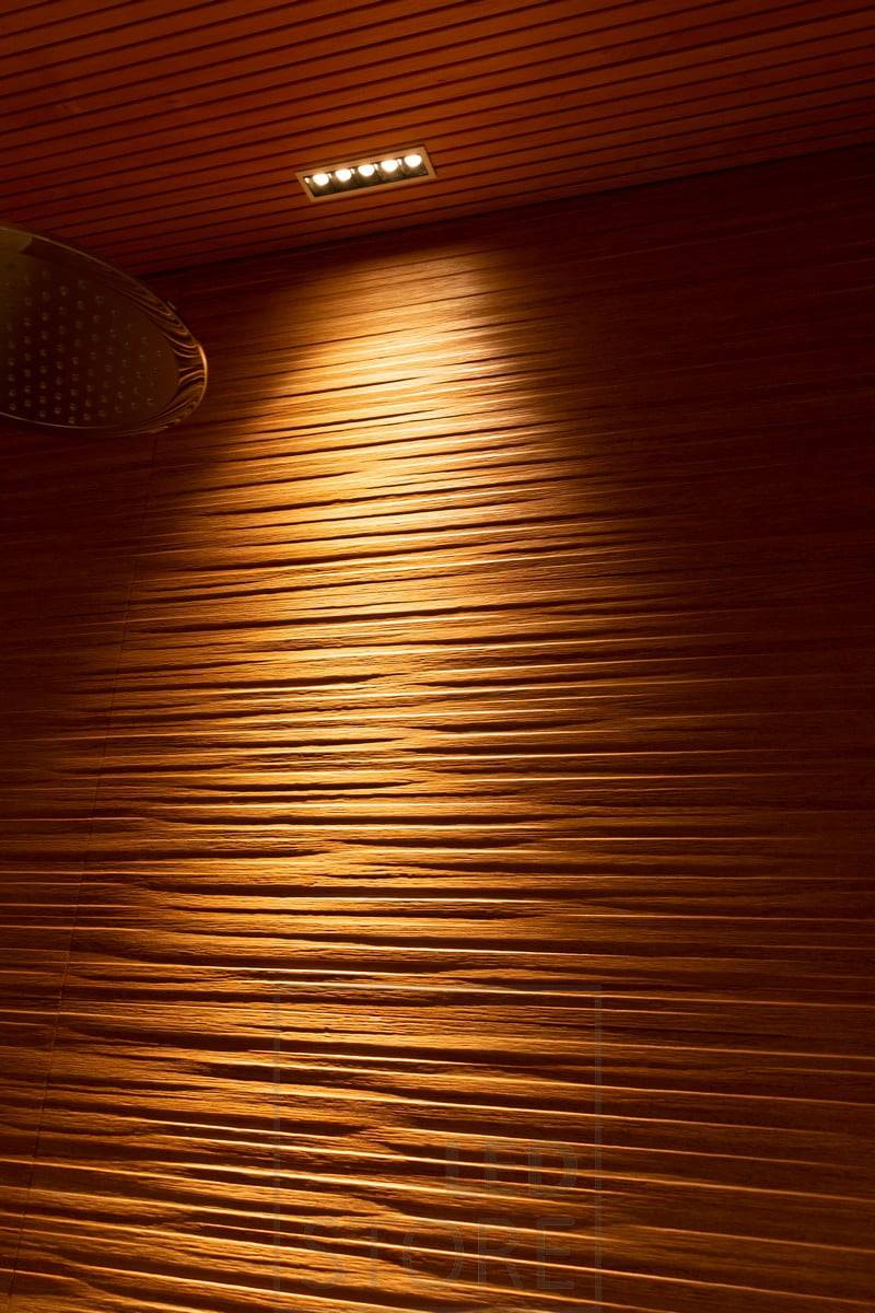Led LINJA 5 pro zvýraznění krásných vzorovaných dlaždic ve sprše. Textura je osvětlením pěkně zvýrazněna. Ledstore.fi