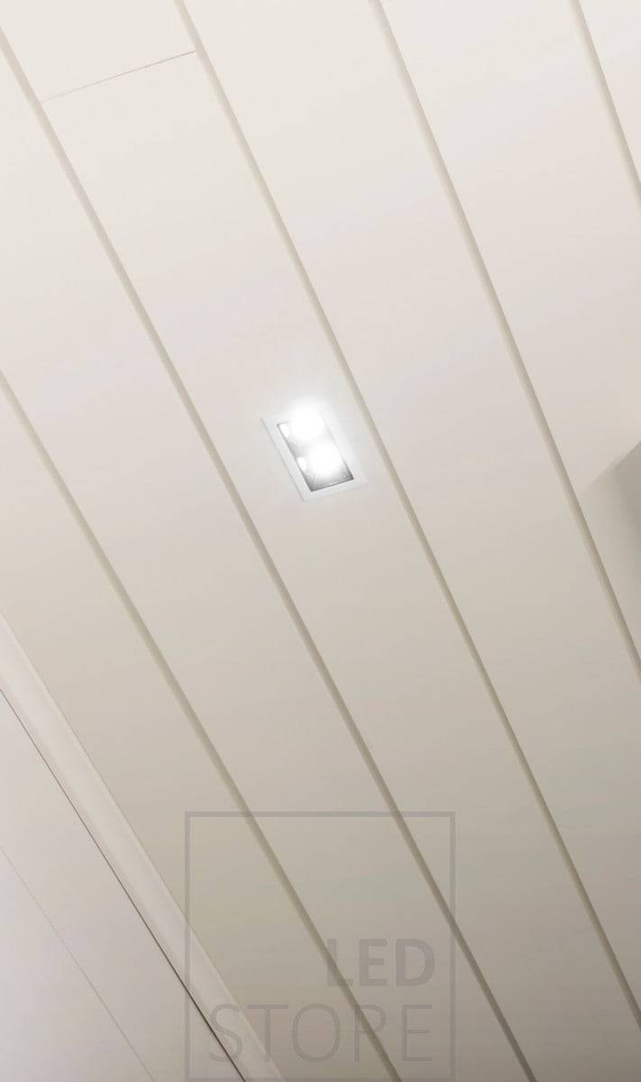 Bílé orámované led svítidlo LINJA 2 je krásně diskrétní v bílém stropě. Ledstore.fi