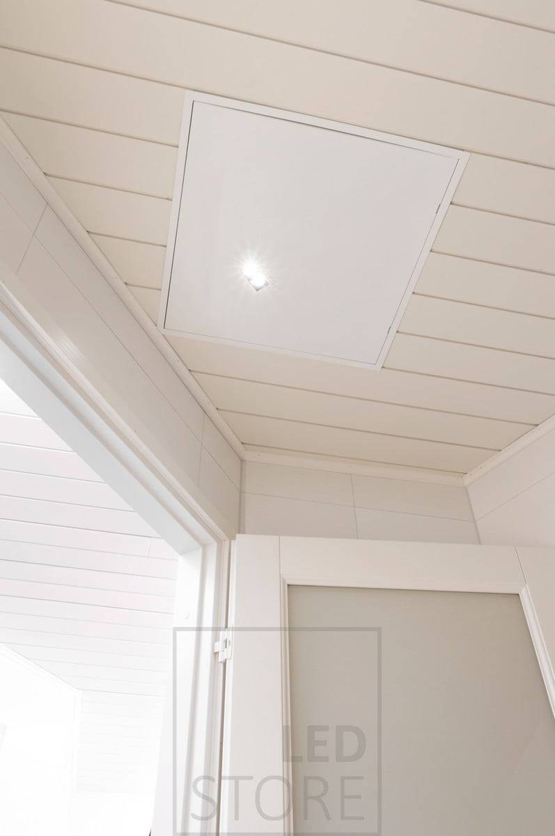 Led LINJA 2 vložený do servisního poklopu. Ledstore.fi