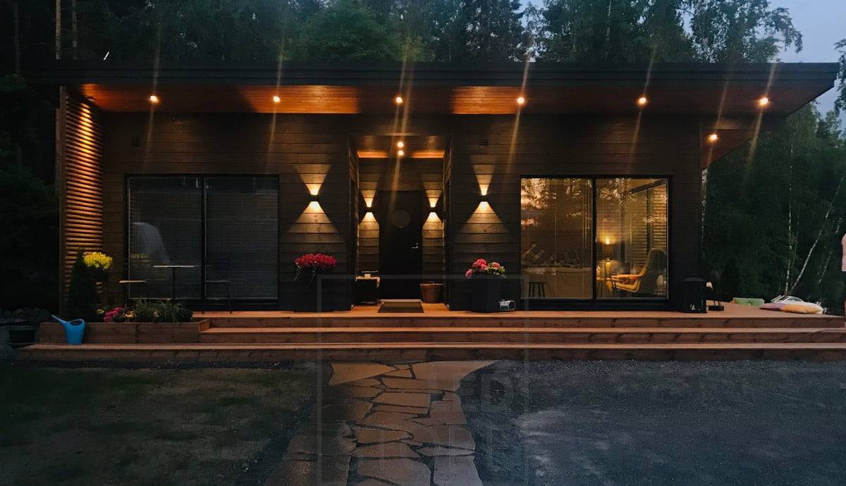 Atmosférické venkovní osvětlení. Led reflektory LINJA 5 jako akcentní osvětlení říms. Ledstore.fi