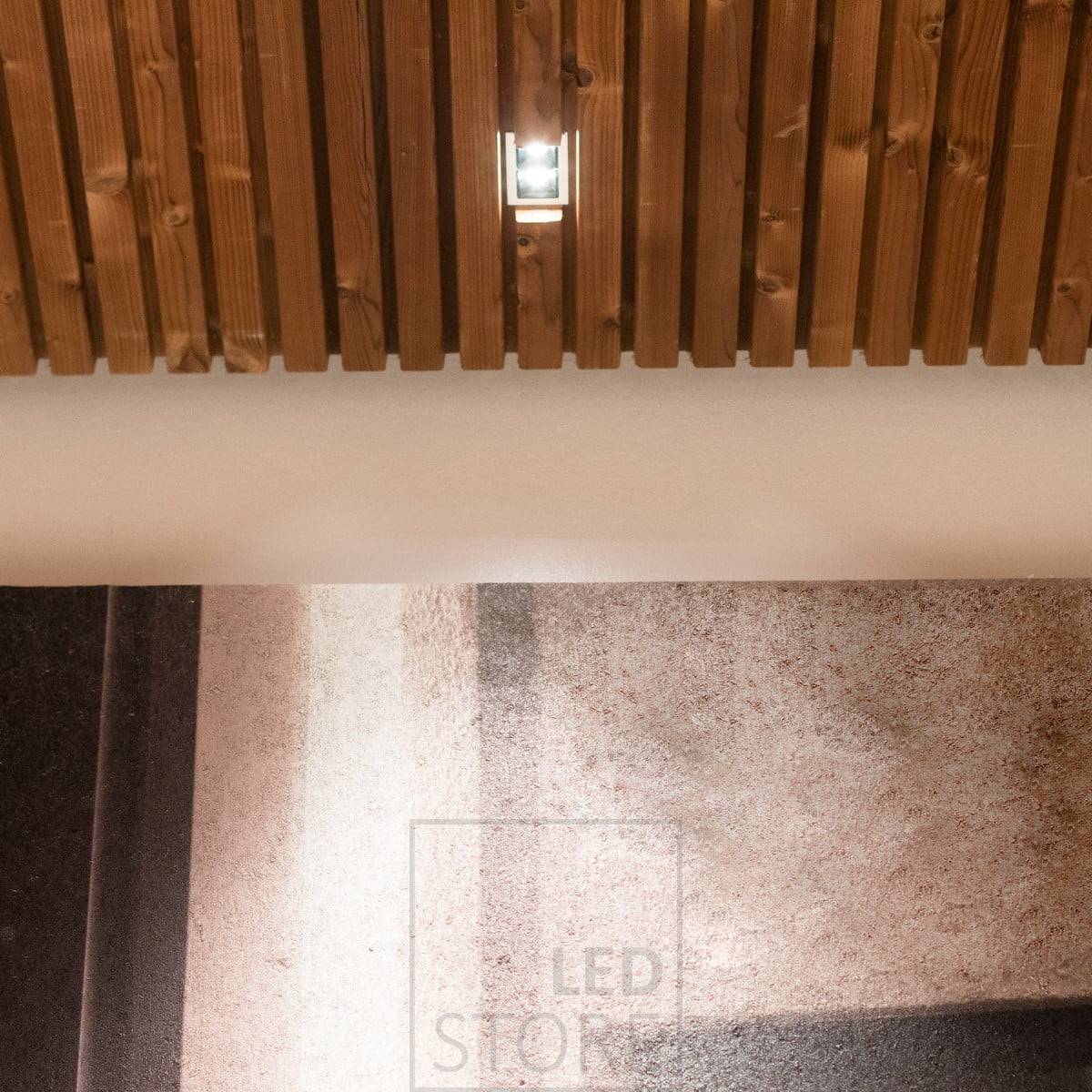 Led reflektor LINJA 2 zvýrazňující obraz na pásovém stropě. Svítidlo je zapuštěné do římsy, a proto je velmi nenápadné. Ledstore.fi