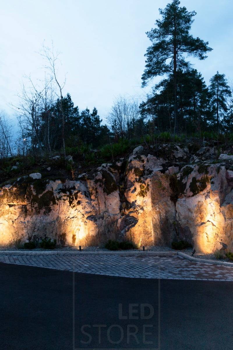 Zemní světla SPIKE osvětlující skálu atmosférickým nepřímým světlem. Ledstore.fi