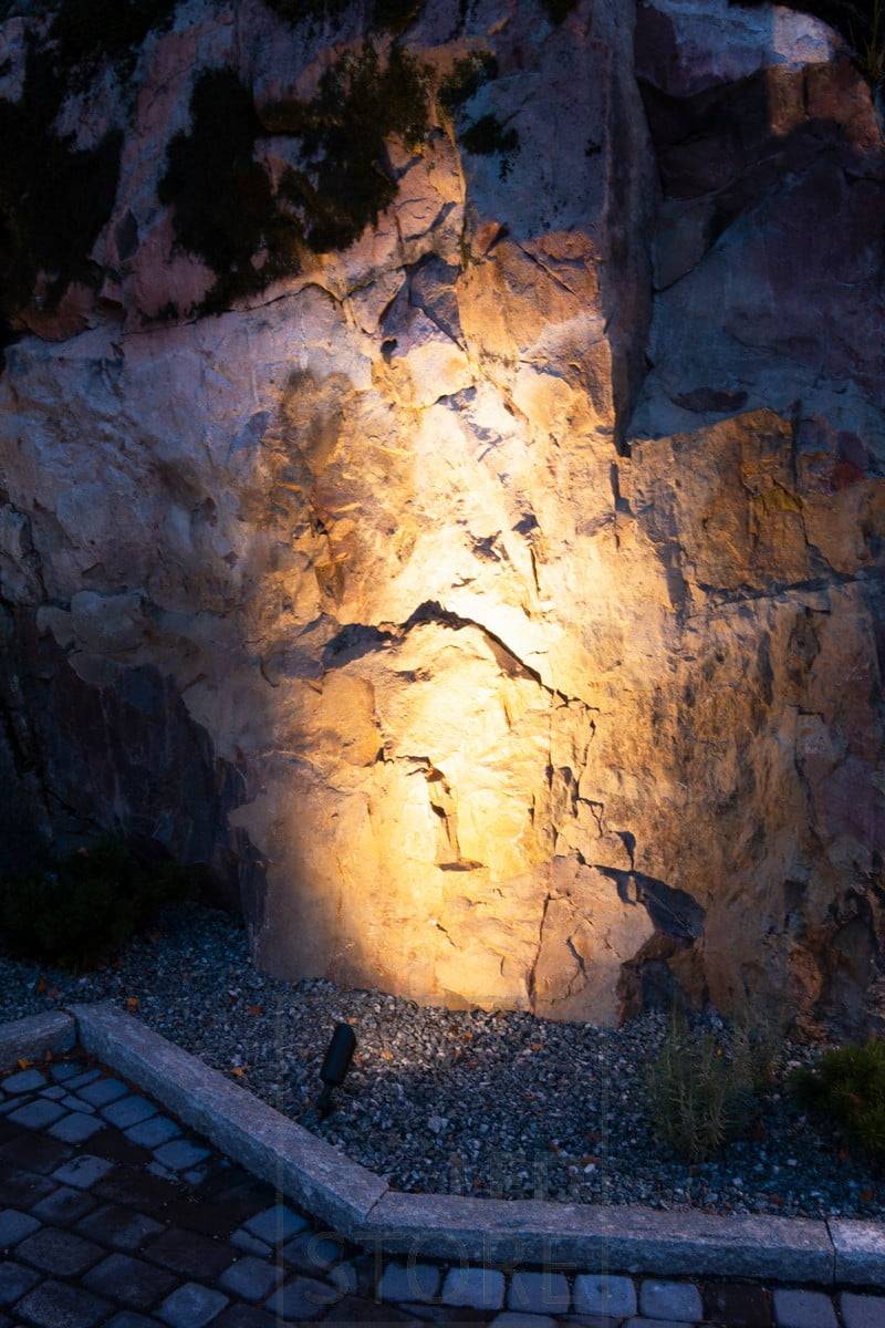 Led zemní světlo SPIKE je univerzální venkovní svítidlo. Těleso i oslňující štít jsou nastavitelné a svítidlo má krytí IP65. Ledstore.fi