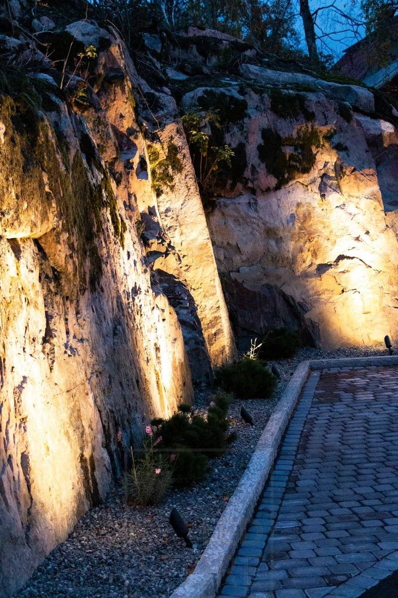 Zemní světlo Led SPIKE osvětlující a zvýrazňující skálu. Tělo svítidla je matně černé s úhlem vyzařování 40 stupňů. Ledstore.fi