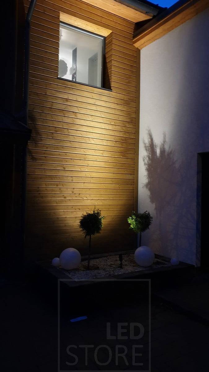 Led zemní světlo MAA - poskytuje všestranné možnosti venkovního osvětlení, ať už chcete osvětlit fasádu, stromy nebo příjezdovou cestu. Ledstore.fi