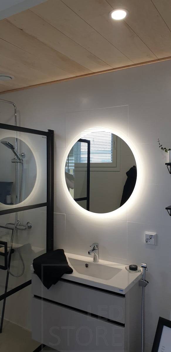 Koupelna osvětlená bodovým světlem a zrcadlem s led světlem. Ledstore.fi