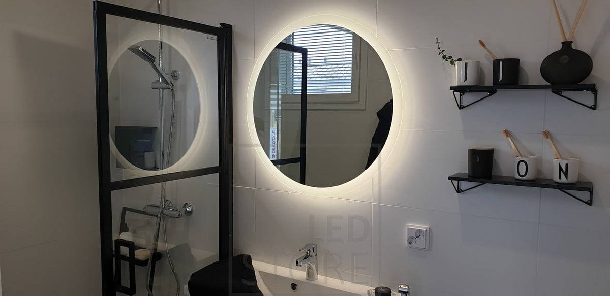 Světelné zrcadlo MOON je lemováno 3 cm širokým okrajem z mléčného skla, který umožňuje části světla prosvítat dopředu. Ledstore.fi
