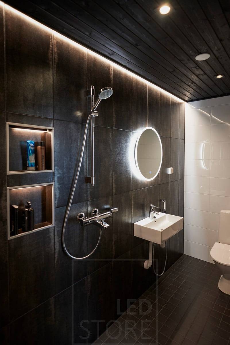 Všestranné osvětlení koupelny realizované pomocí led páskového osvětlení, led reflektorů a led světelných zrcadel. Ledstore.fi