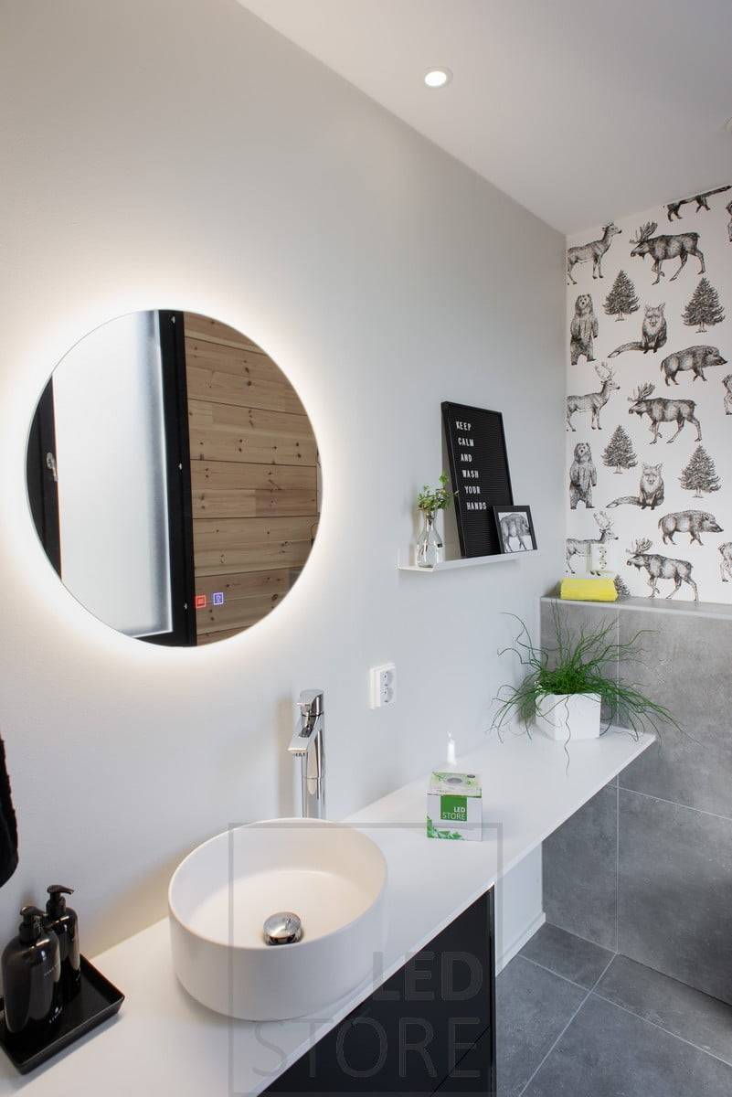 Světelné zrcadlo MOON v kombinaci s bodovým osvětlením vytváří vynikající osvětlení pro holení a líčení. Ledstore.fi