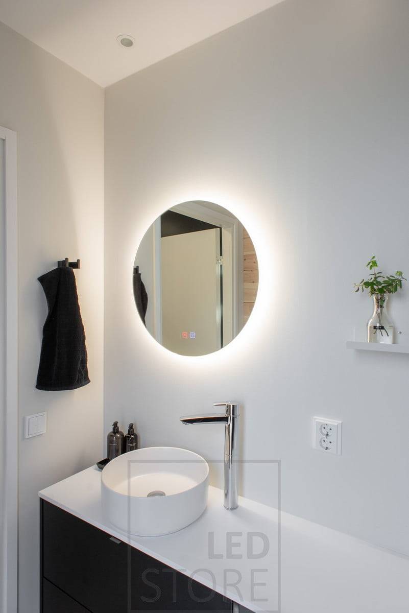 Zrcadlo MOON s led světlem má 3 cm široký rám z mléčného skla, za nímž se nachází světelný pásek s led světlem chráněný proti vlhkosti, který poskytuje neoslňující osvětlení jak směrem k divákovi, tak jako odraz na stěně kolem něj. Ledstore.fi