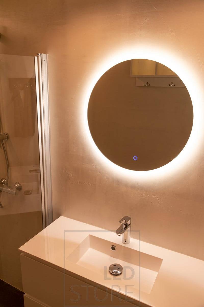 Kruhové světelné zrcadlo MOON má průměr 600 mm, takže je ideální pro poněkud menší prostory. Ledstore.fi