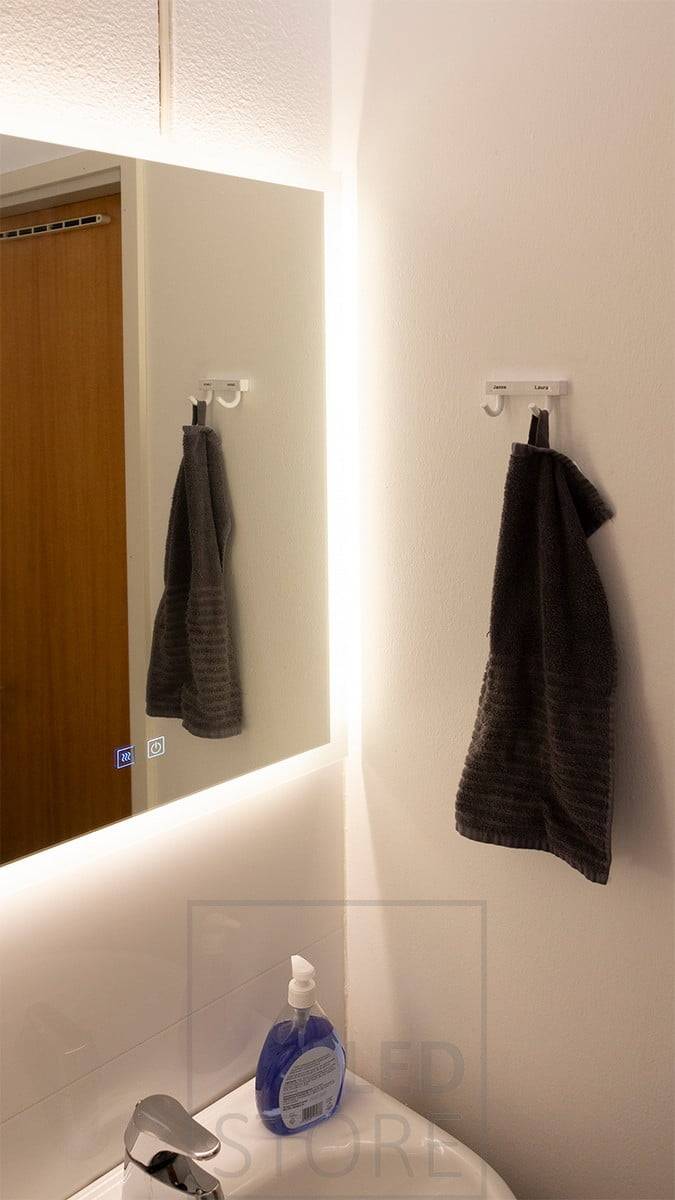 Menší reflektor HALO osvětlující koupelnu. Zrcadlo je stylové a dodává prostoru atmosféru. Ledstore.fi