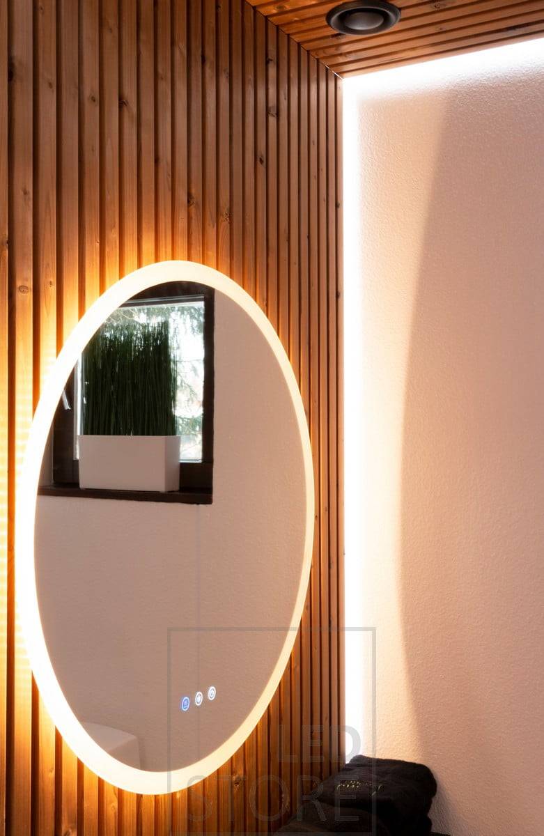 Velké světelné zrcadlo MOON a LED pásek za panelem vytvářejí v koupelně měkké osvětlení. Zrcadlo i LED pásek mají nastavitelnou teplotu barev. Ledstore.fi