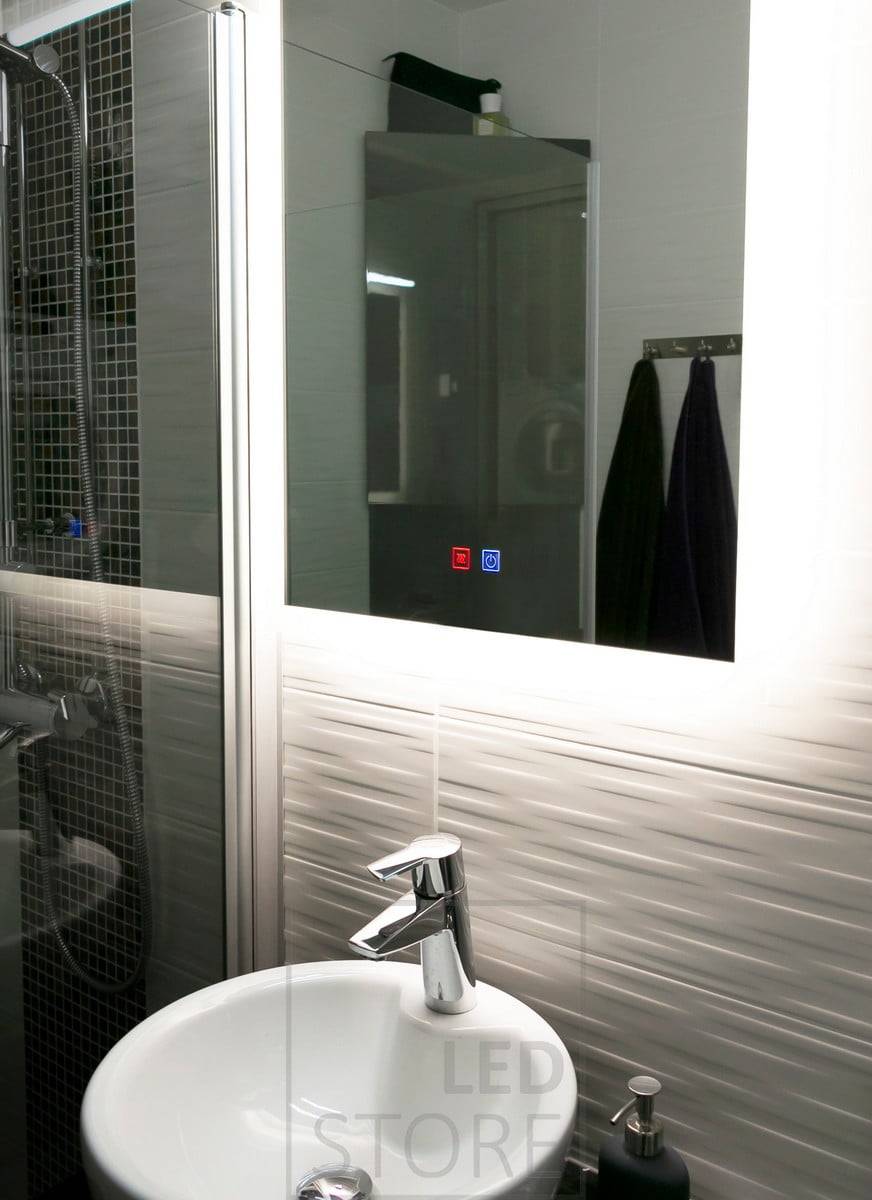 Reflektor HALO LED elegantně osvětluje koupelnu a zvýrazňuje vzorované obklady za zrcadlem. Ledstore.fi
