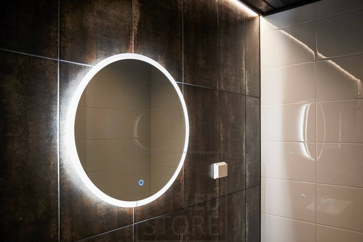Světelný panel MOON osvětlující koupelnu nepřímým světlem přes stěnu. Světlo přichází nepřímo ze všech stran, takže barva a úroveň lesku stěny za zrcadlem mají významný vliv na světelný výkon. Ledstore.fi