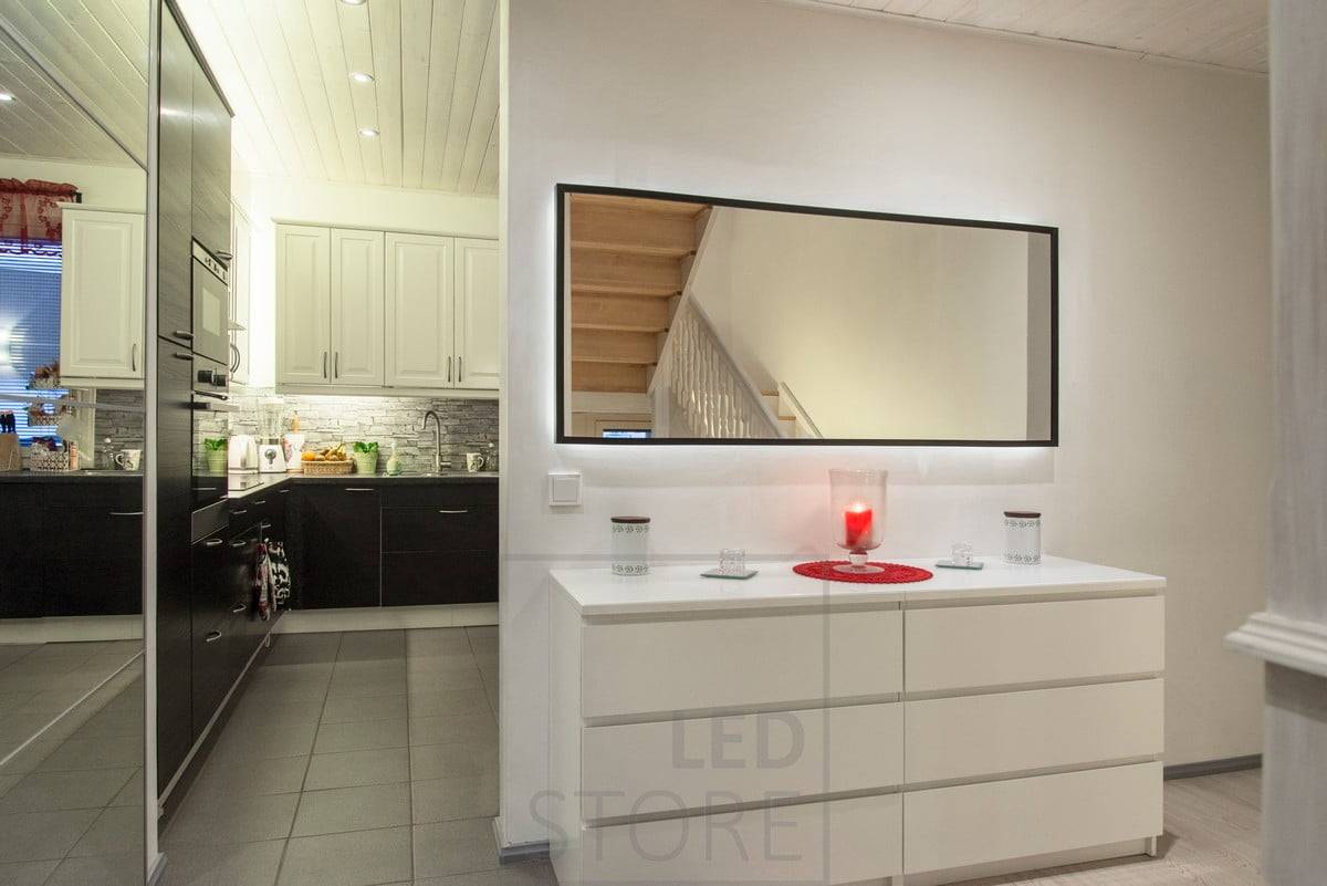 LED pásek namontovaný za zrcadlem v rámu osvětluje stěnu nepřímým světlem a zvýrazňuje zrcadlo. Ledstore.fi