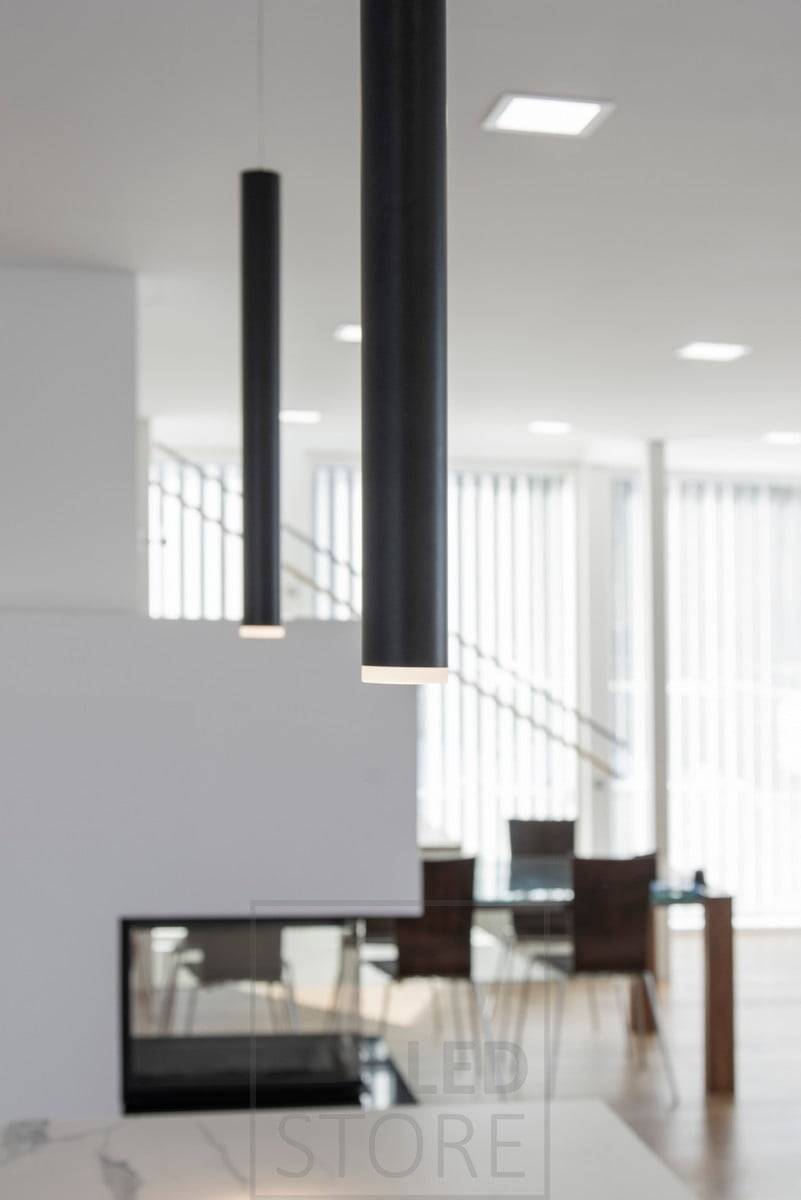 Led Pendant je jednoduché černé závěsné svítidlo a dobře funguje jako ambientní světlo samostatně i ve skupině. Leddstore.fi