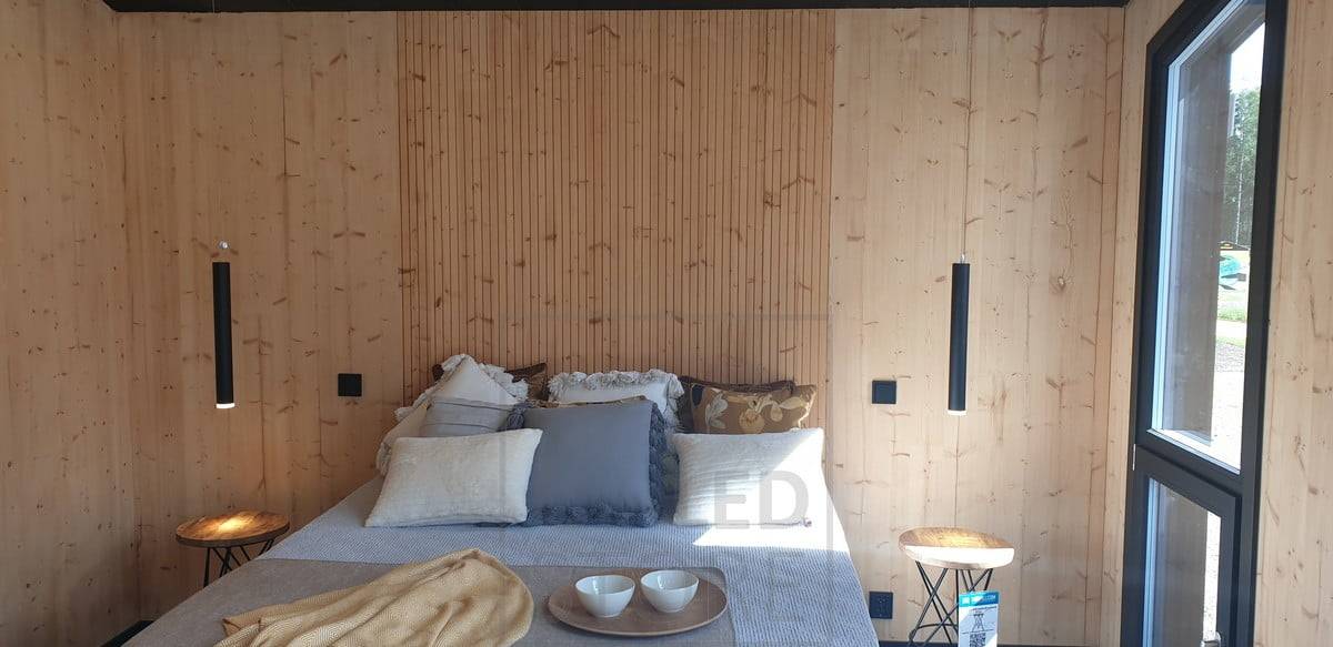 Po obou stranách postele jsou závěsná světla PIPPU, která slouží jako čtecí lampičky a osvětlují místnost atmosférickým světlem. Ledstore.fi