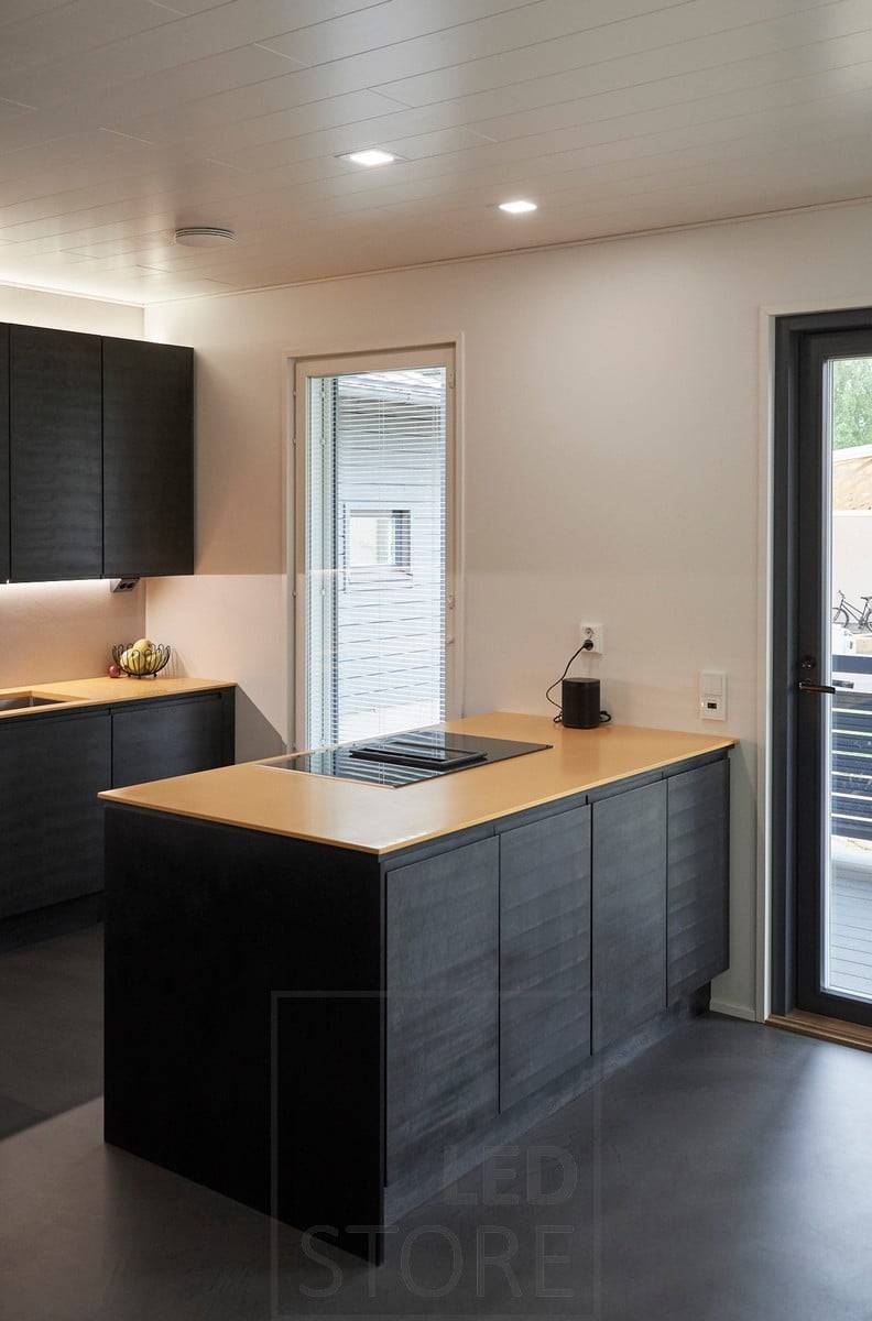 Malé led panely osvětlující ostrůvek. Led pásky osvětlují kuchyň nepřímým náladovým osvětlením. Ledstore.fi