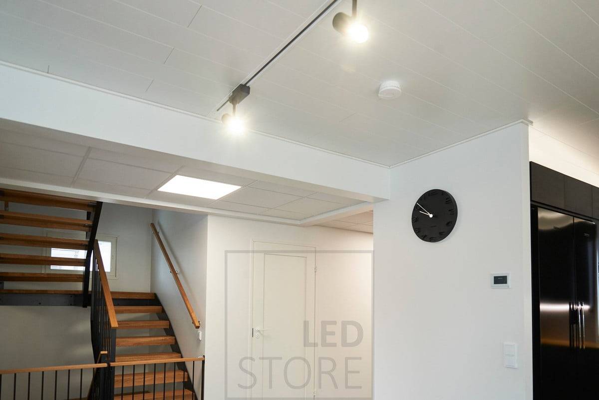 Velké panelové svítidlo 600x600 led ve vstupní hale vytváří efekt světlíku. Ledstore.fi