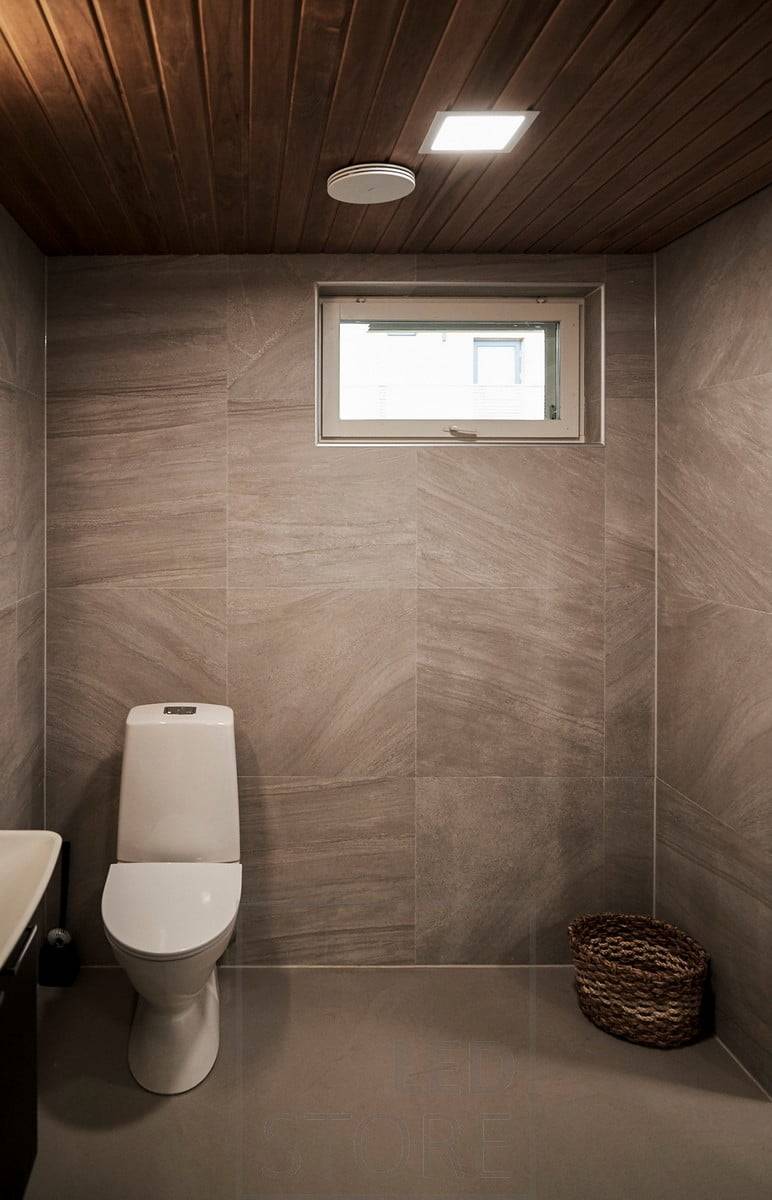 Panelové svítidlo Led rovnoměrně osvětluje koupelnu a čtvercový designový jazyk je ideální pro ty, kteří hledají moderní designový jazyk. Ledstore.fi
