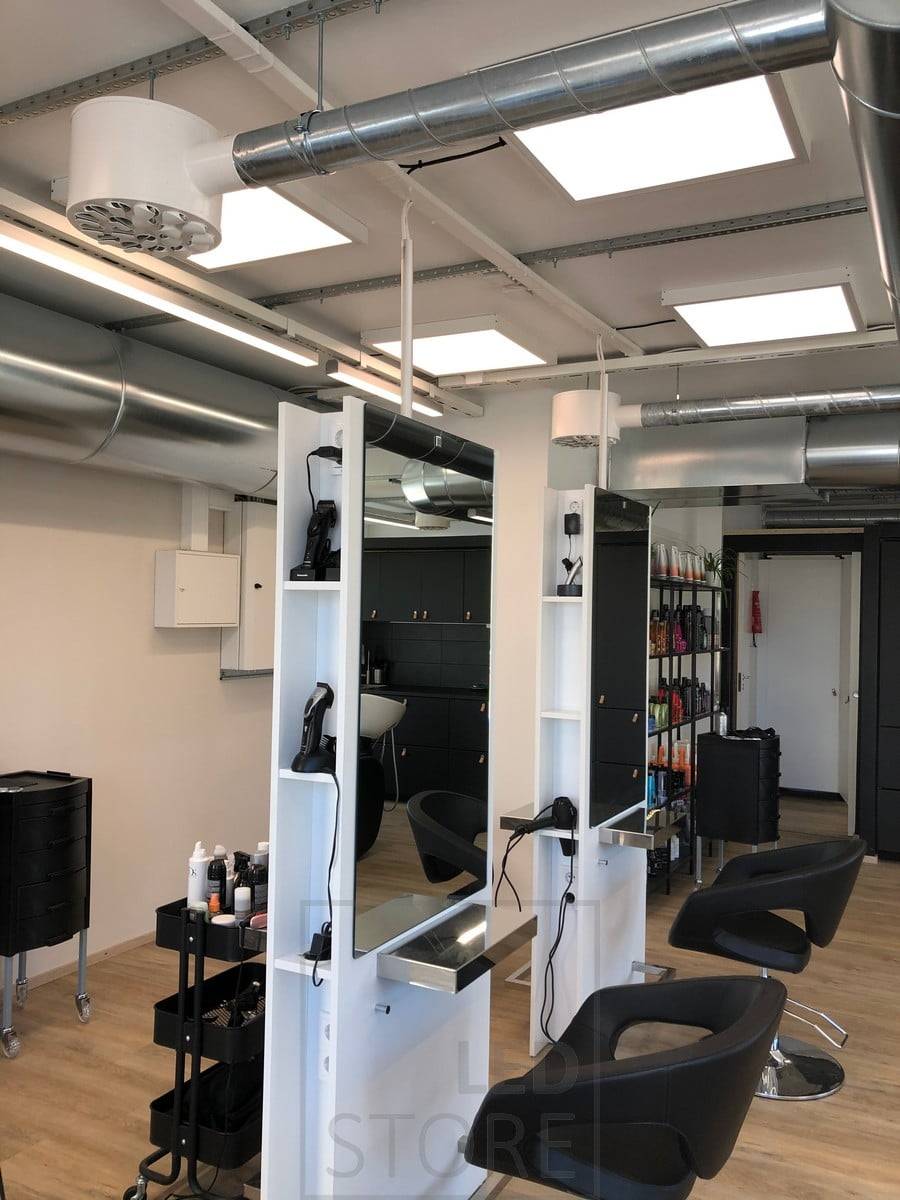 Kadeřnický salon je osvětlen panelovými svítidly 600x600. Díky dobrému indexu podání barev a regulaci teploty barev je panel vhodný pro osvětlení i těch nejnáročnějších prostor. Ledstore.fi